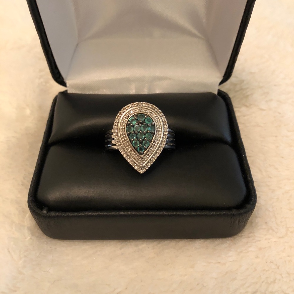 Authentic pear shaped emerald and diamond ring 925
